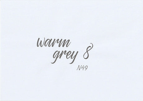Handskriven text med ordet "warm grey 8" i varm grå färg, skriven med ABT Dual Brush Pen i nyansen N49 Warm Grey 8.