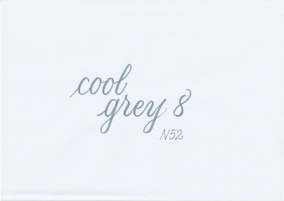 Handskriven text med ordet "cool grey 8" i kall grå färg, skriven med ABT Dual Brush Pen i nyansen N52 Cool Grey 8.