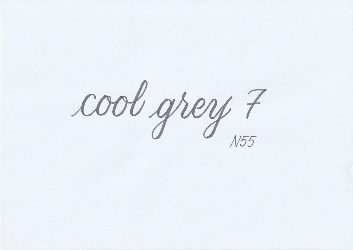 Handskriven text med orden "cool grey 7" i kall grå färg, skriven med ABT Dual Brush Pen i nyansen N55 Cool Grey 7.