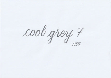 Handskriven text med orden "cool grey 7" i kall grå färg, skriven med ABT Dual Brush Pen i nyansen N55 Cool Grey 7.