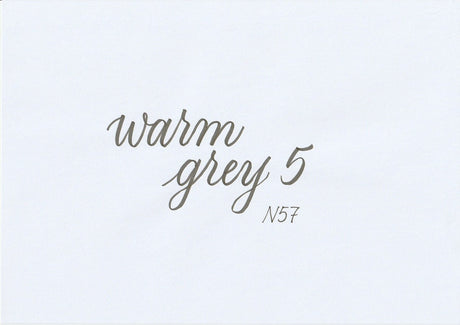 Handskriven text med ordet "warm grey 5" i warm grå färg, skriven med ABT Dual Brush Pen i nyansen N57 Warm Grey 5.