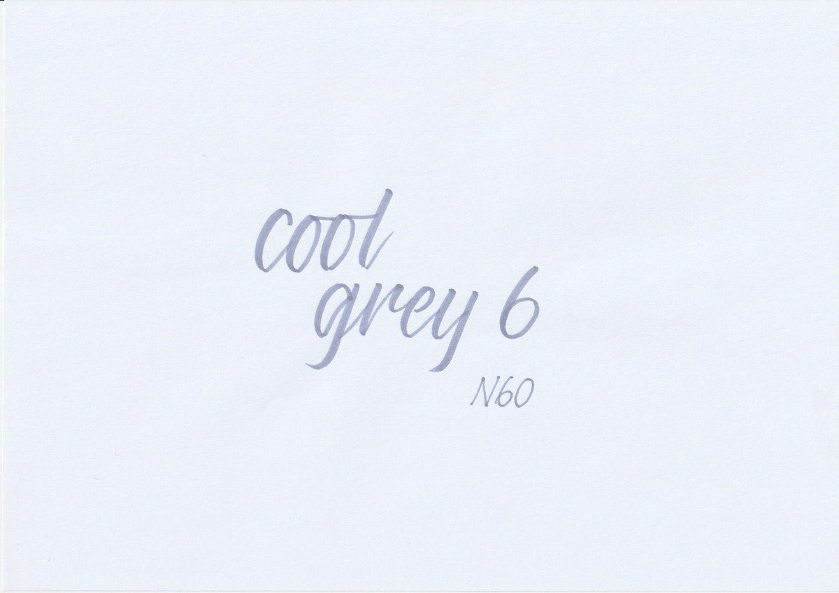 Handskriven text med orden "cool grey 6" i kall grå färg, skriven med ABT Dual Brush Pen i nyansen N60 Cool Grey 6