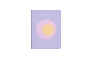 Anteckningsbok Graphic L Light Dotted - Trance lilac från Nuuna. Lila skrivbok med nyanser av rosa och orange i en cirkel.  - Tidformera