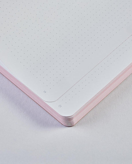 Anteckningsbok Graphic L Light Dotted - Trance pink - 2 - Nuuna - Tidformera