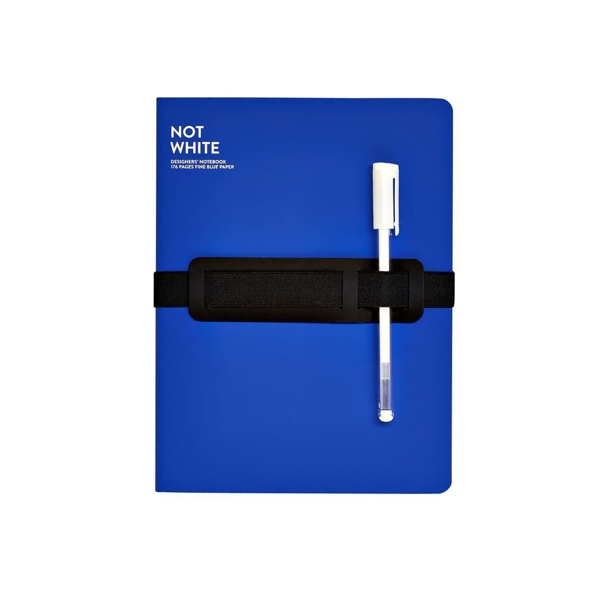 Blå anteckningsbok NOT WHITE L Light - Blue från Nuuna. På boken finns en svart pennhållare med en vit penna.  - Tidformera