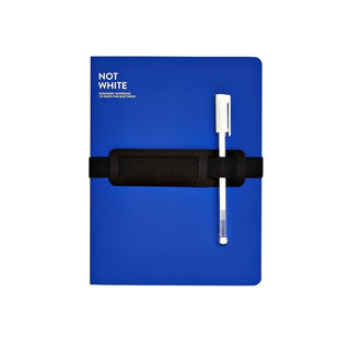 Blå anteckningsbok NOT WHITE L Light - Blue från Nuuna. På boken finns en svart pennhållare med en vit penna.  - Tidformera