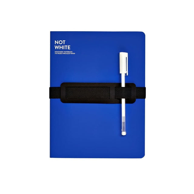 Blå anteckningsbok NOT WHITE L Light - Blue från Nuuna. På boken finns en svart pennhållare med en vit penna.  - Tidformera