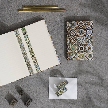 Anteckningsbok Porto - Midi Dotted Hård pärm från  Paperblanks. Böckerna och washitejpens mönster påminner om kakelplattor och mosaik i bruna, gröna och blåa nyanser. - Tidformera
