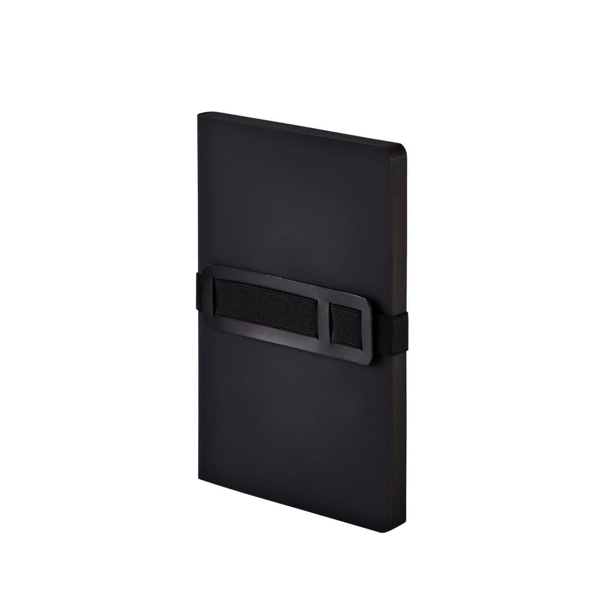 Svart anteckningsbok Voyager Dotted - Medium Black från Nuuna. Runt boken sitter en rem som kan hålla penna och mobil. - Tidformera