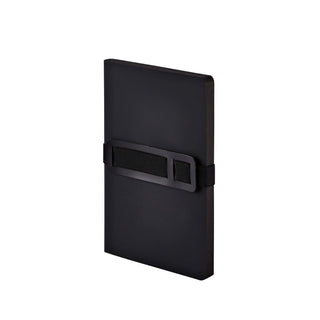 Svart anteckningsbok Voyager Dotted - Medium Black från Nuuna. Runt boken sitter en rem som kan hålla penna och mobil. - Tidformera