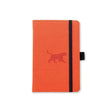 Anteckningsbok Wildlife Dotted A6 Orange Tiger från Dingbats* - Orange anteckningsbok. Boken har svart gummiband för stängning samt pennhållare.
 - Tidformera