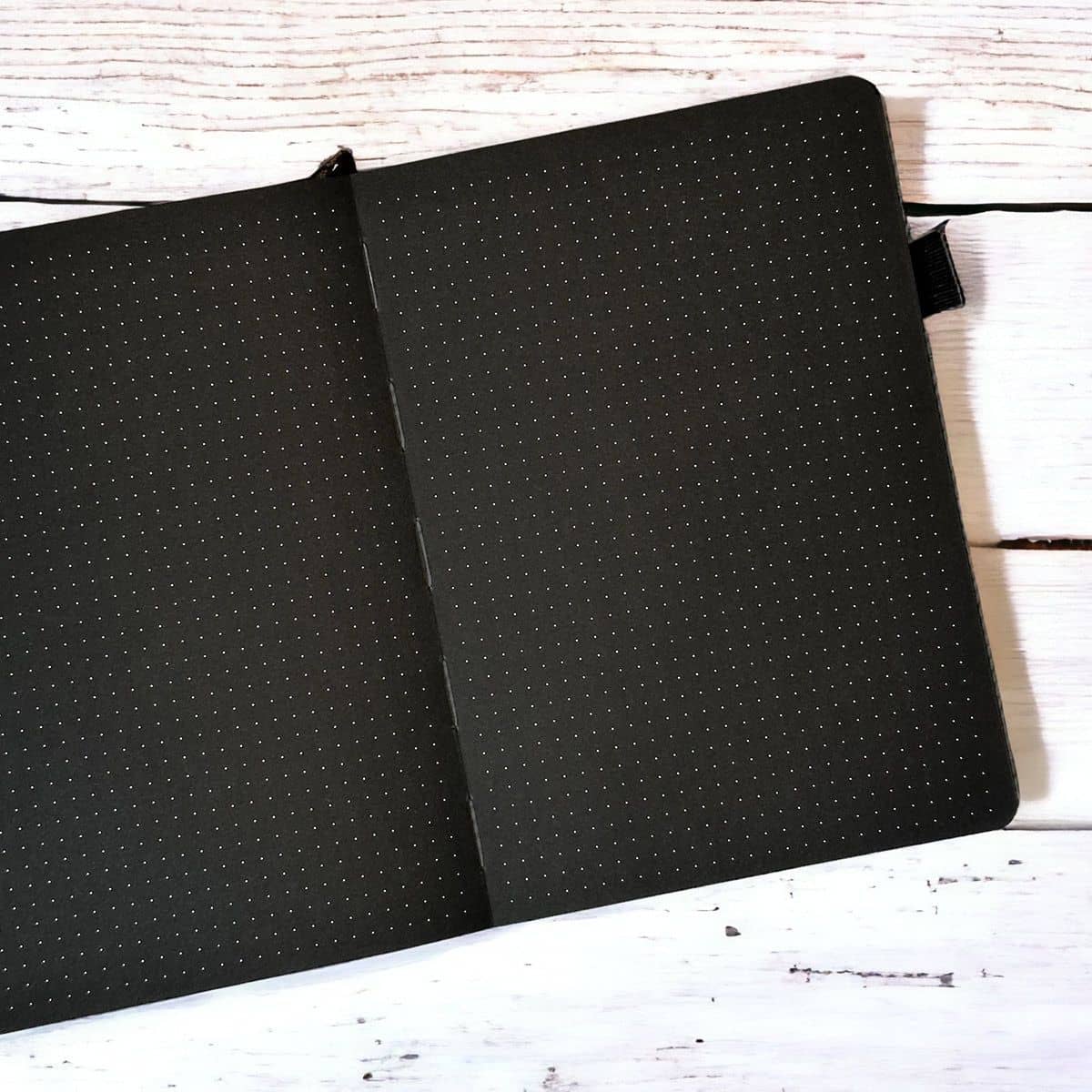 Black Out Journal A5 160 GSM - Magic från Paper24. Anteckningsbok med svarta, prickade sidor. - Tidformera