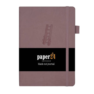 Black Out Journal A5 160 GSM - Romantic ladder från Paper24. Rosa anteckningsbok med en stege och blommor på pärmen. Boken har gummiband och pennhållare. Det sitter även ett papper runt boken som talar om att boken har svarta sidor. Tidformera