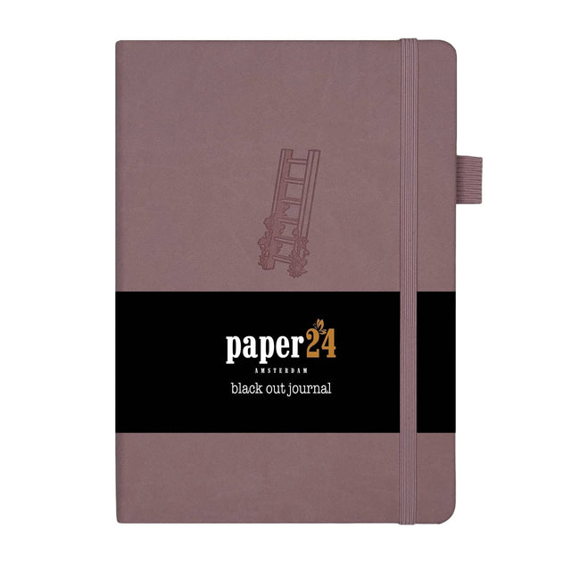Black Out Journal A5 160 GSM - Romantic ladder från Paper24. Rosa anteckningsbok med en stege och blommor på pärmen. Boken har gummiband och pennhållare. Det sitter även ett papper runt boken som talar om att boken har svarta sidor. Tidformera