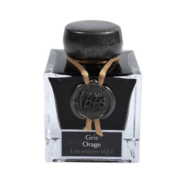 Bläckflaska med mörkgrått bläck.  J. HERBIN INK 50 ml Flacon 1670 Storm Grey/ Gris Orage från Herbin.  - Tidformera