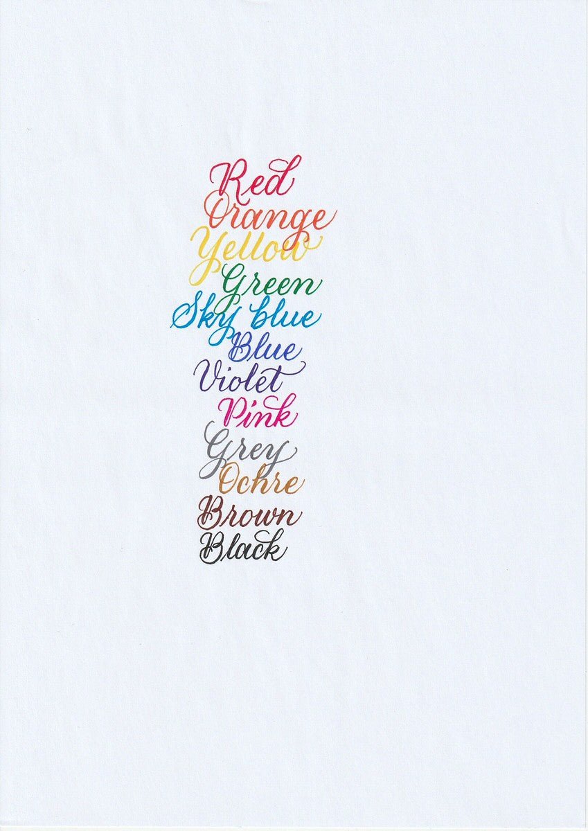Handskriven text med orden "Red, Orange, Yellow, Green, Sky Blue, Blue, Violet, Pink, Grey, Ochre, Brown, Black" i olika färger, skriven med pennorna Pentel Brush Sign Pen från set Basic.