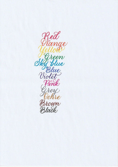 Handskriven text med orden "Red, Orange, Yellow, Green, Sky Blue, Blue, Violet, Pink, Grey, Ochre, Brown, Black" i olika färger, skriven med pennorna Pentel Brush Sign Pen från set Basic.
