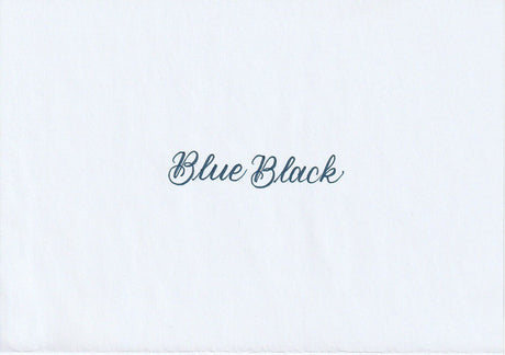 Handskriven text med orden "Blue Black" i mörkblå färg, skriven med Pentel Brush Sign Pen i färgen Blue Black.