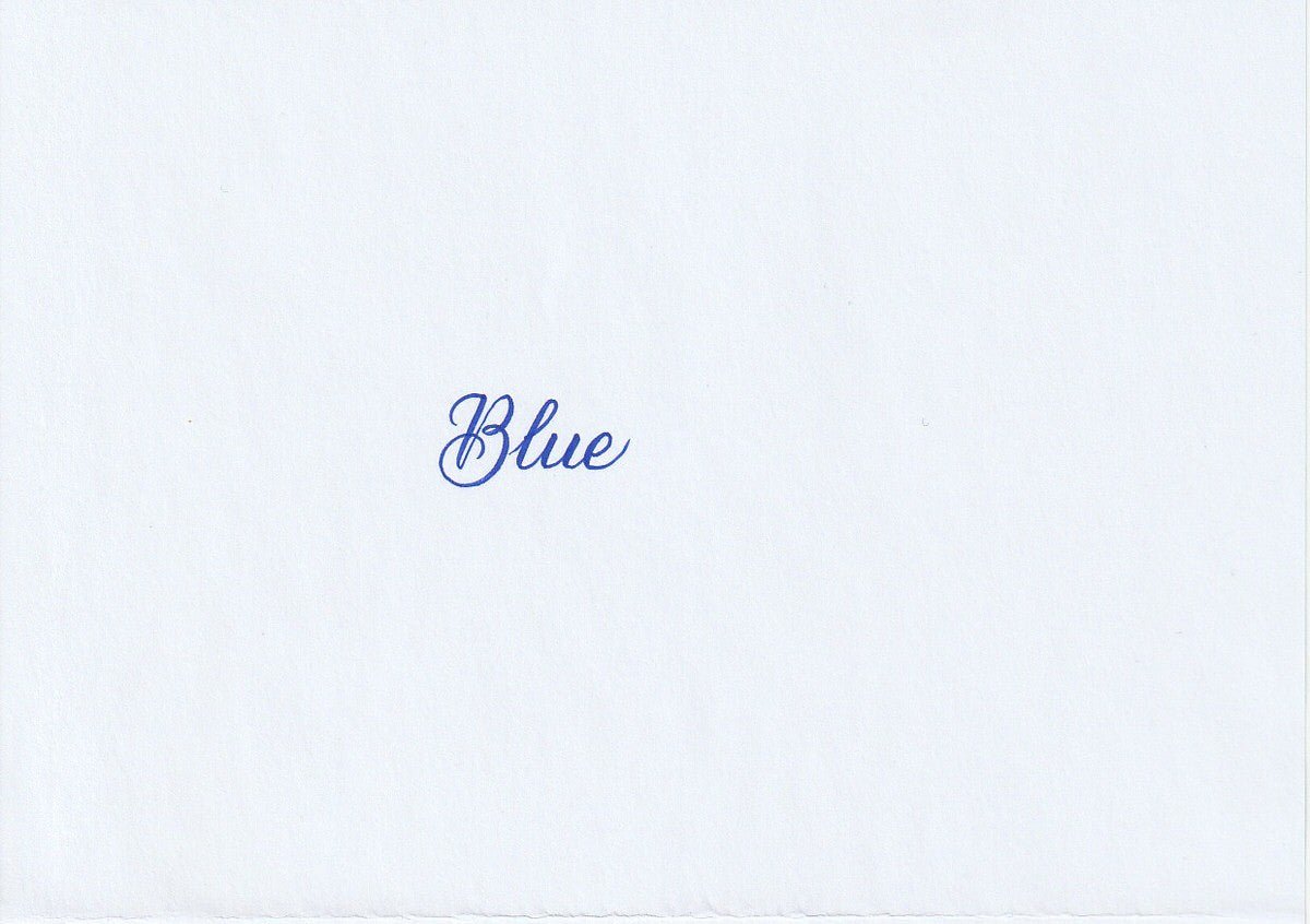 Handskriven text med ordet "Blue" i blå färg, skrivet med Pentel Brush Sign Pen i färgen Blue.