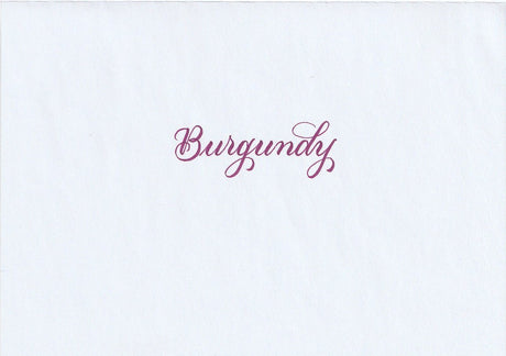 Handskriven text med ordet "Burgundy" i rödlila färg, skriven med Pentel Brush Sign Pen i färgen Burgundy.
