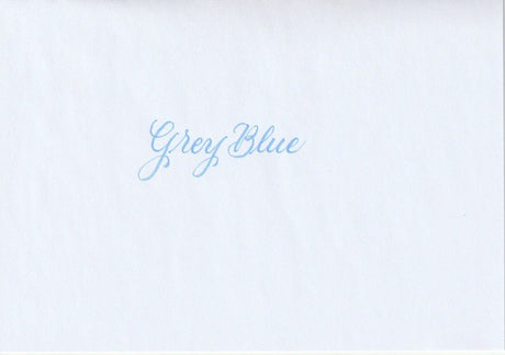 Handskriven text med orden "Grey Blue" i gråblå färg, skriven med Pentel Brush Sign Pen i färgen Grey Blue.