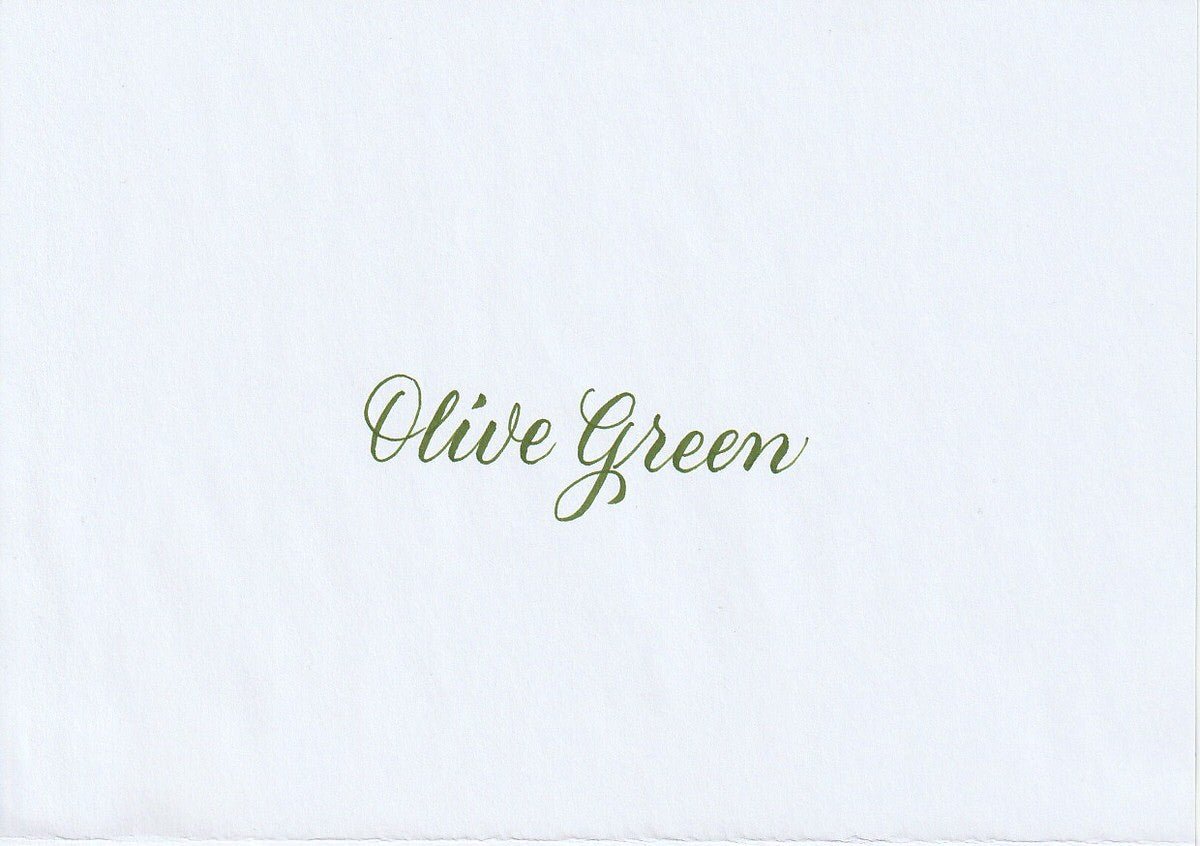 Handskriven text med orden "Olive Green" i olivgrön färg, skriven med Pentel Brush Sign Pen i färgen Olive Green.