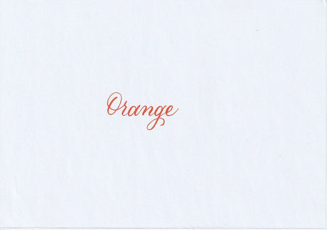 Handskriven text med ordet "Orange" i orange färg, skrivet med Pentel Brush Sign Pen i färgen Orange.