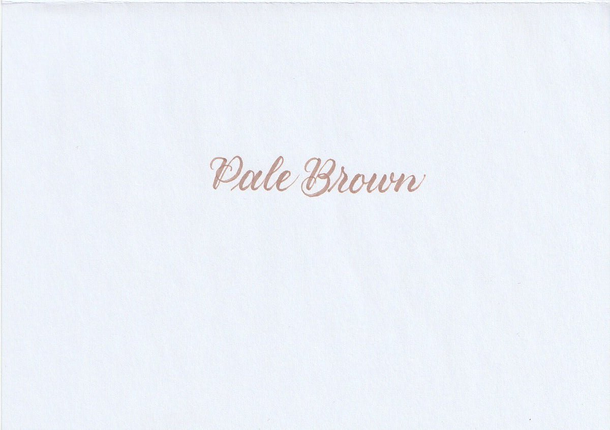 Handskriven text med orden "Pale Brown" i ljusbrun färg, skriven med Pentel Brush Sign Pen i färgen Pale Brown.