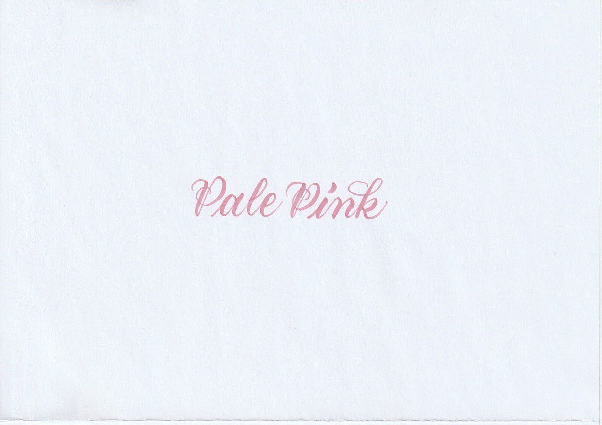 Handskriven text med orden "Pale Pink" i ljusrosa färg, skriven med Pentel Brush Sign Pen i färgen Pale Pink.