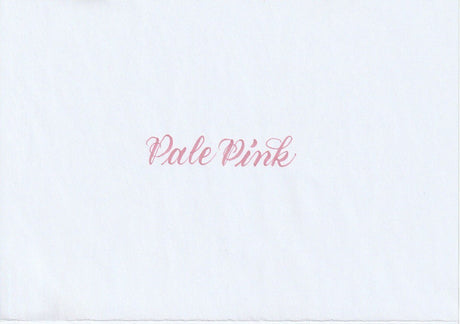 Handskriven text med orden "Pale Pink" i ljusrosa färg, skriven med Pentel Brush Sign Pen i färgen Pale Pink.