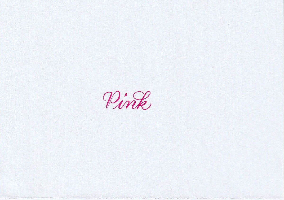 Handskriven text med ordet "Pink" i rosa färg, skrivet med Pentel Brush Sign Pen i färgen Pink.