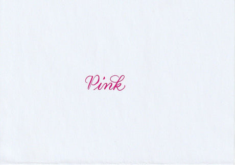 Handskriven text med ordet "Pink" i rosa färg, skrivet med Pentel Brush Sign Pen i färgen Pink.