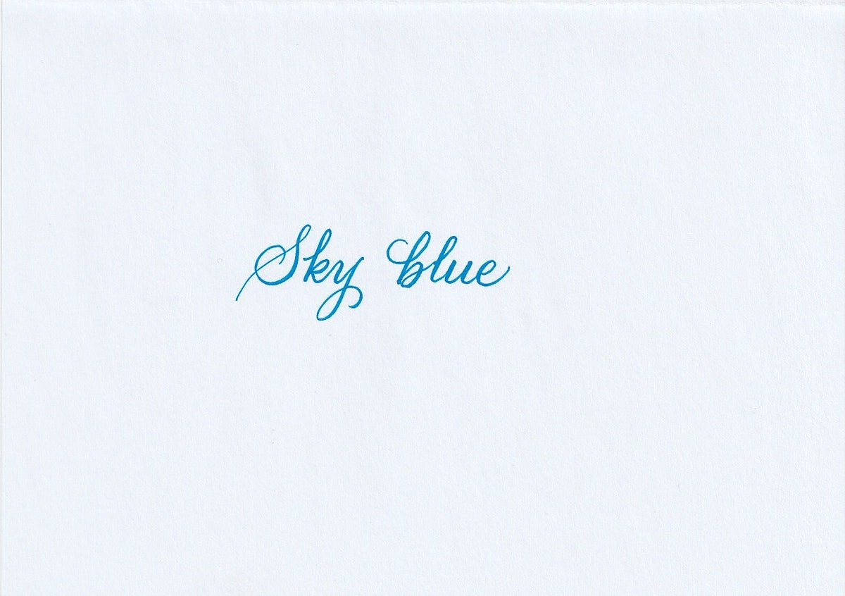 Handskriven text med orden "Sky blue" i blå färg, skriven med Pentel Brush Sign Pen i färgen Sky Blue.