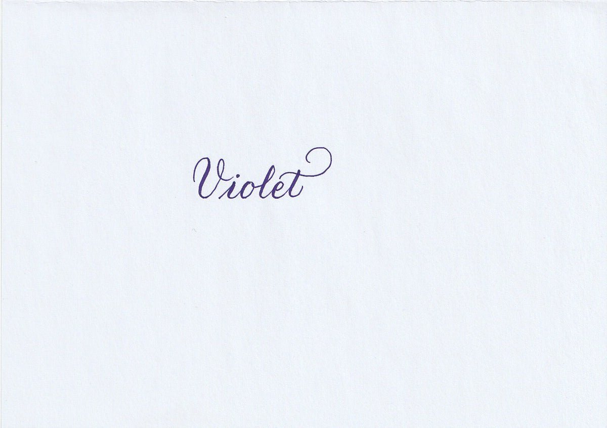 Handskriven text med ordet "Violet" i lila färg, skriven med Pentel Brush Sign Pen i färgen Violet.