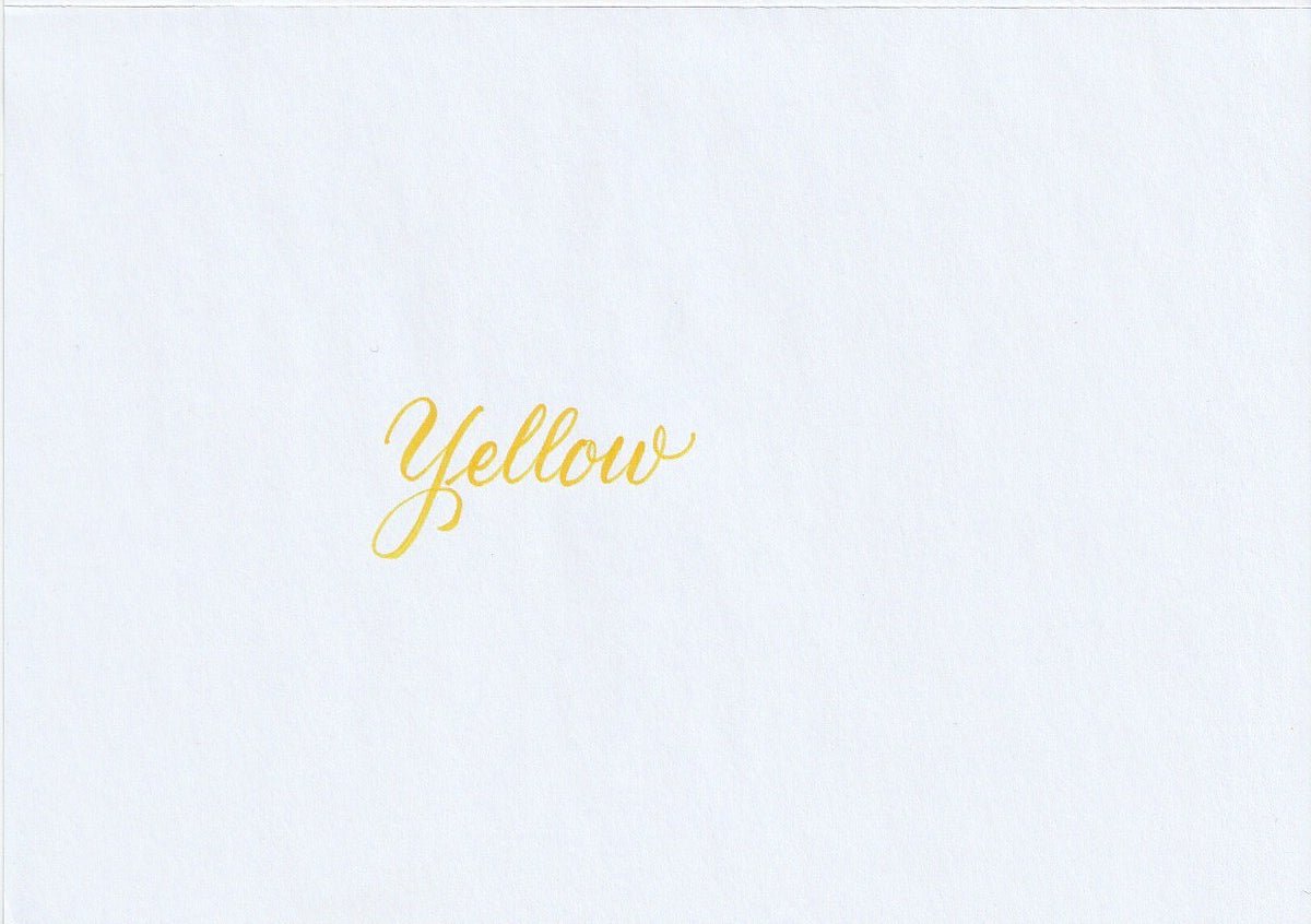 Handskriven text med ordet "Yellow" i gul färg, skrivet med Pentel Brush Sign Pen i färgen Yellow.