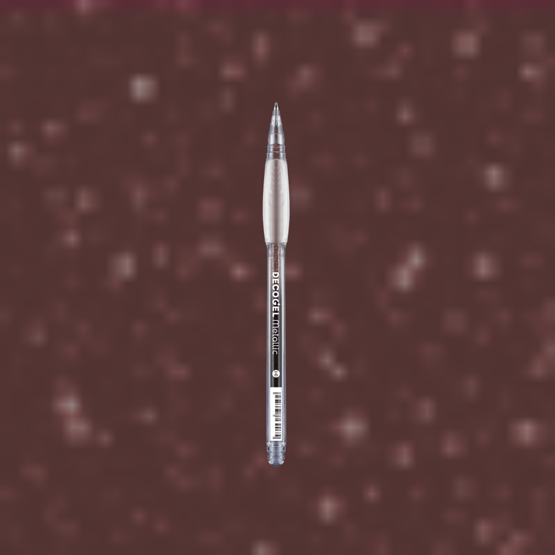 Decogel Metallic 1,0 SCARLET 307 från Karin. Penna med en vinröd bakgrund. Samma färg som pennans bläck. - Tidformera