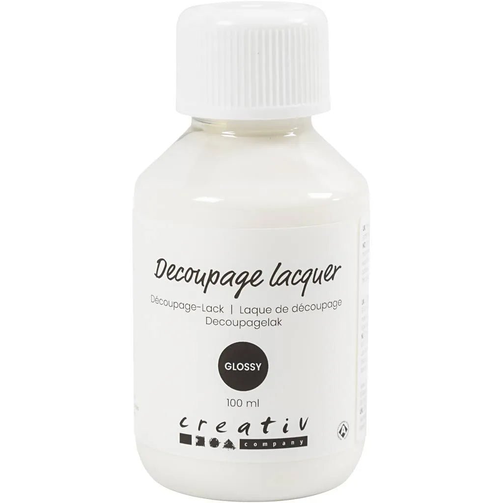 Decoupagelack - 100 ml - Glossy från  Creative Company. Liten vit flaska som det står Decoupage lacquer Glossy på. Tidformera