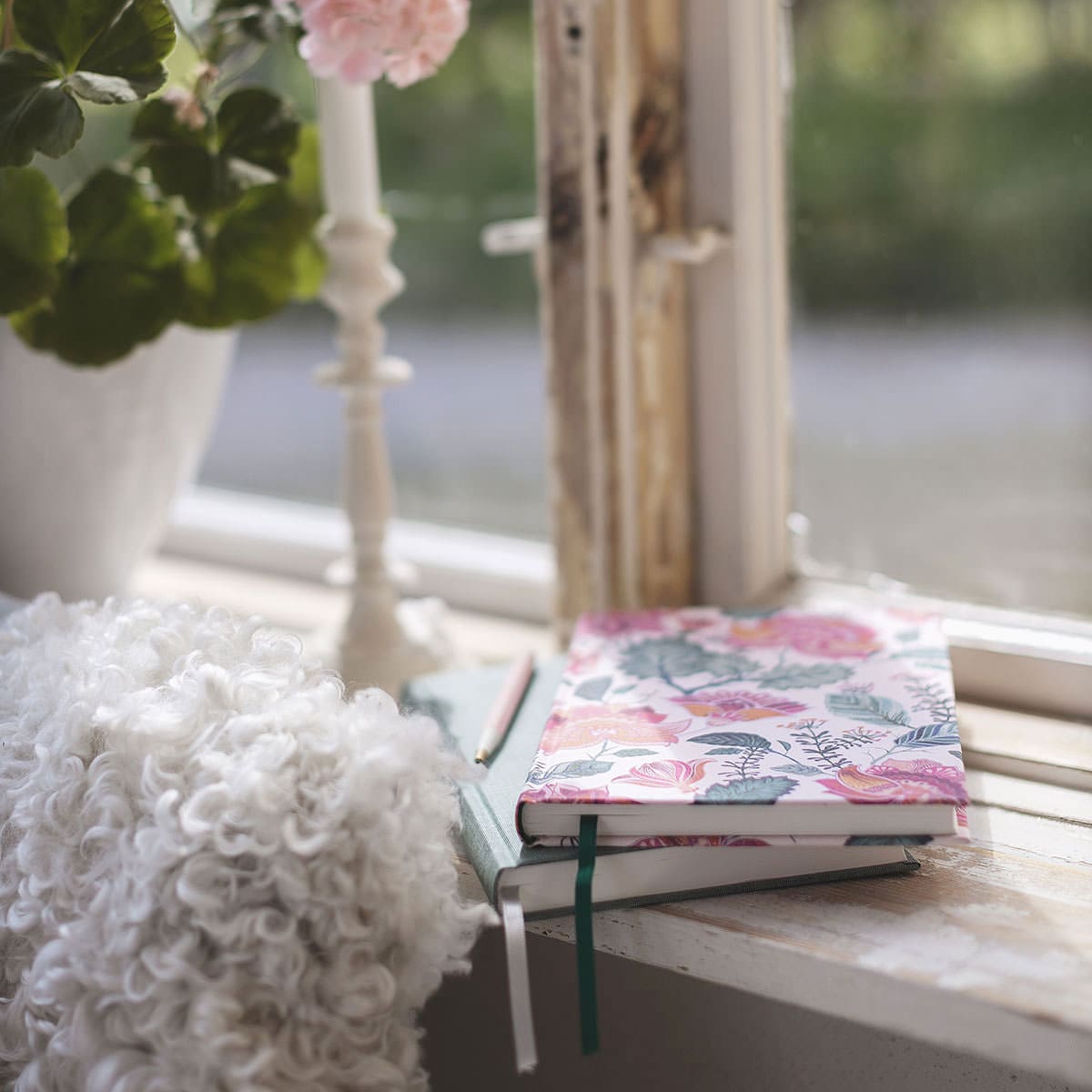 Design Collection Anteckningsbok dotted - Pink Flowers - Paperstyle - Tidformera