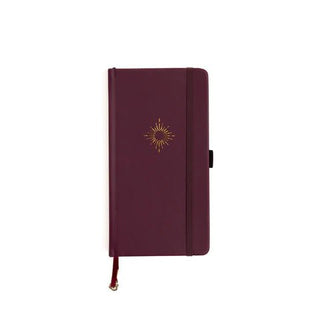 Mörkröd prickad anteckningsbok med guldfärgat motiv med polstjärnan. Dotted Notebook Northstar Slim från Archer & Olive