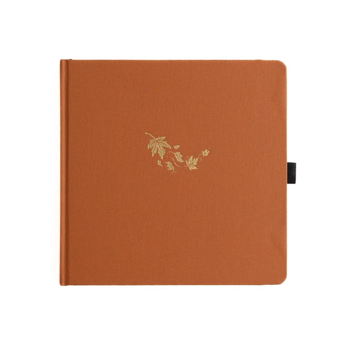 Orange kvadratisk anteckningsbok. Guldpräglat med fallande lönnlöv på pärmen
Dotted Notebook Swirling Leaves SQ -  - Archer & Olive - Tidformera