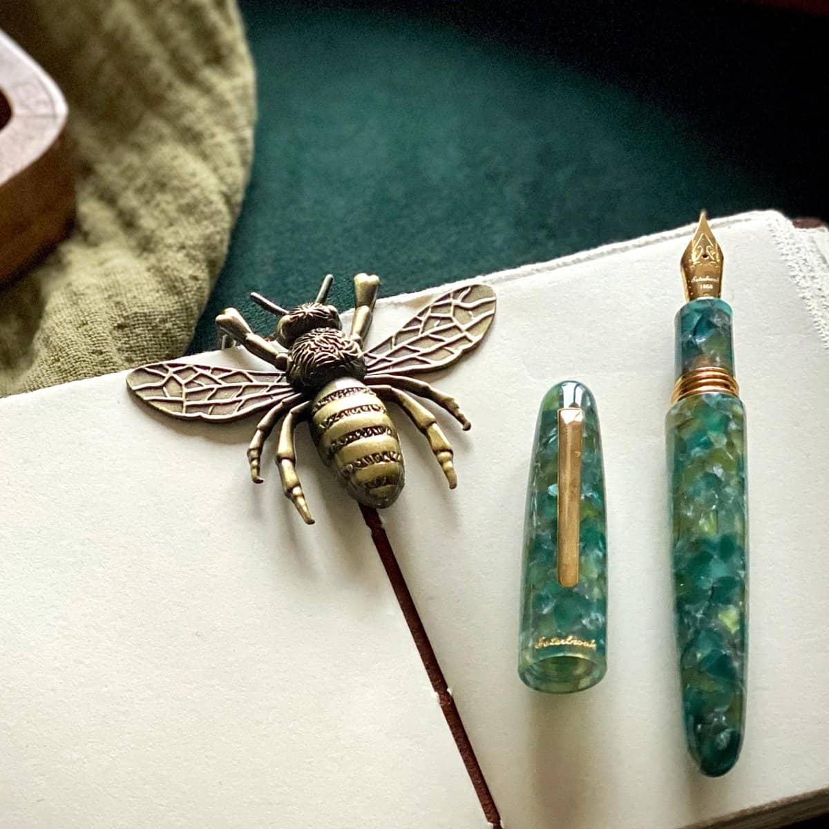 Esterbrook Bee Page Holder - 5 - Esterbrook - Tidformera