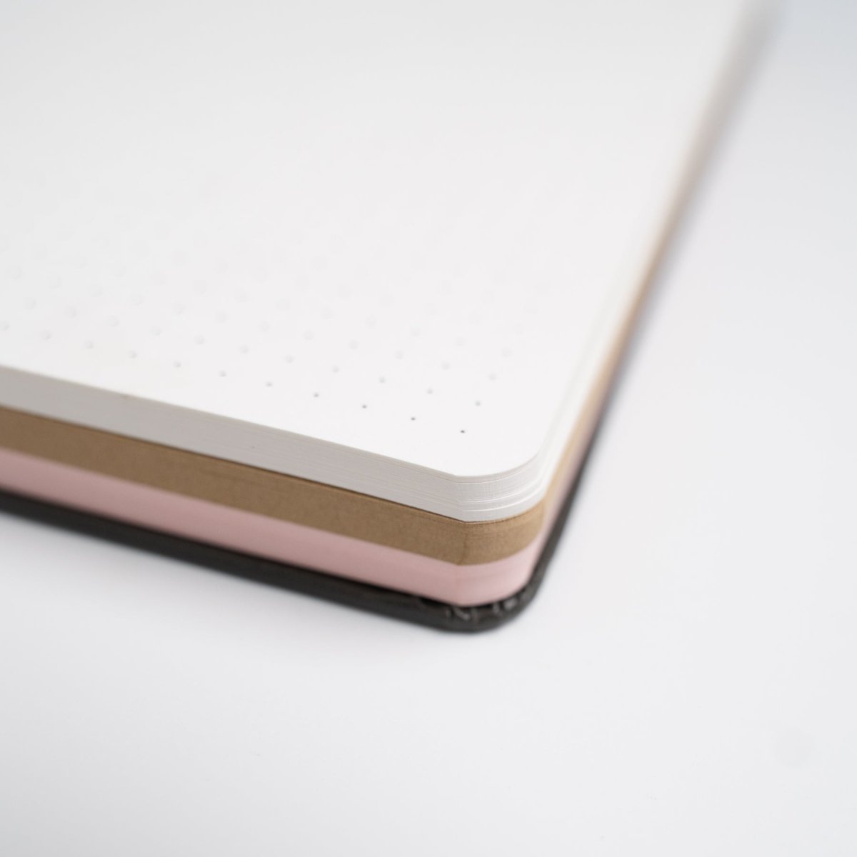 Närbild på block med vitt, kraft och rosa färgade papper.Fall Neapolitan Notepad - Dot grid - B6 - från Archer & Olive - Tidformera