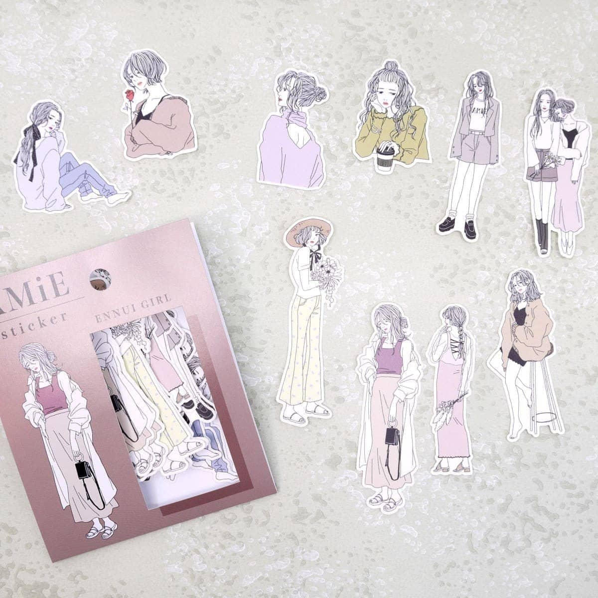Flake stickers Amie Ennui girl från Mind Wave. Tjejer i svart och vtt, delvis färglagda klädesplagg - Tidformera