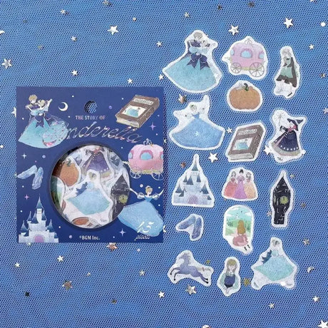 Flake stickers - Fairy Tale - Cinderella från BGM. Förpackning med klistermärken. Bredvid ligger motiv med askungen, slott, fe, bok, pumpavagn, elaka styvsystrarna och klackskor. - Tidformera
