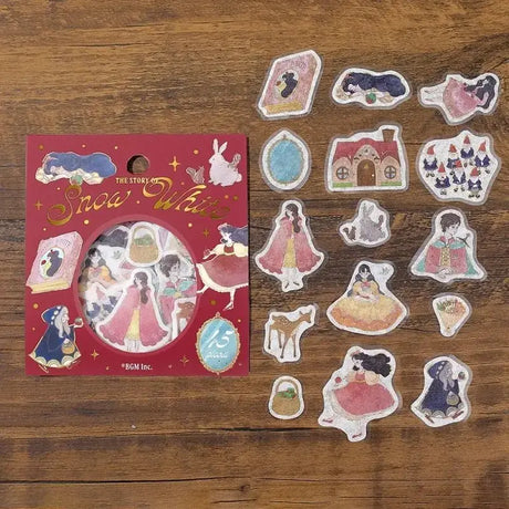 Förpackning och stickers ligger utspridd. Motiv med snövit, stuga, bok, häxa, dvärgar. Flake stickers - Fairy Tale - Snow White från BGM - Tidformera