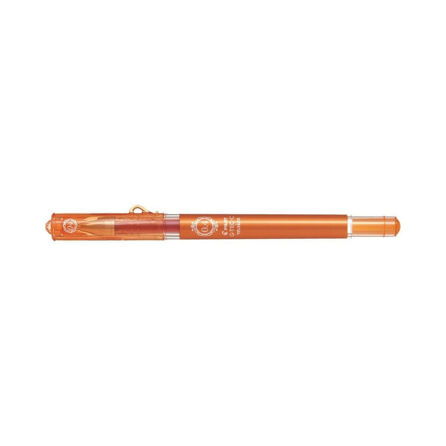 Gelkulpenna Maica Orange från Pilot Pen. En orange penna med lock. På pennan står Pilot G-tec-c Maica 0,4 - Tidormera