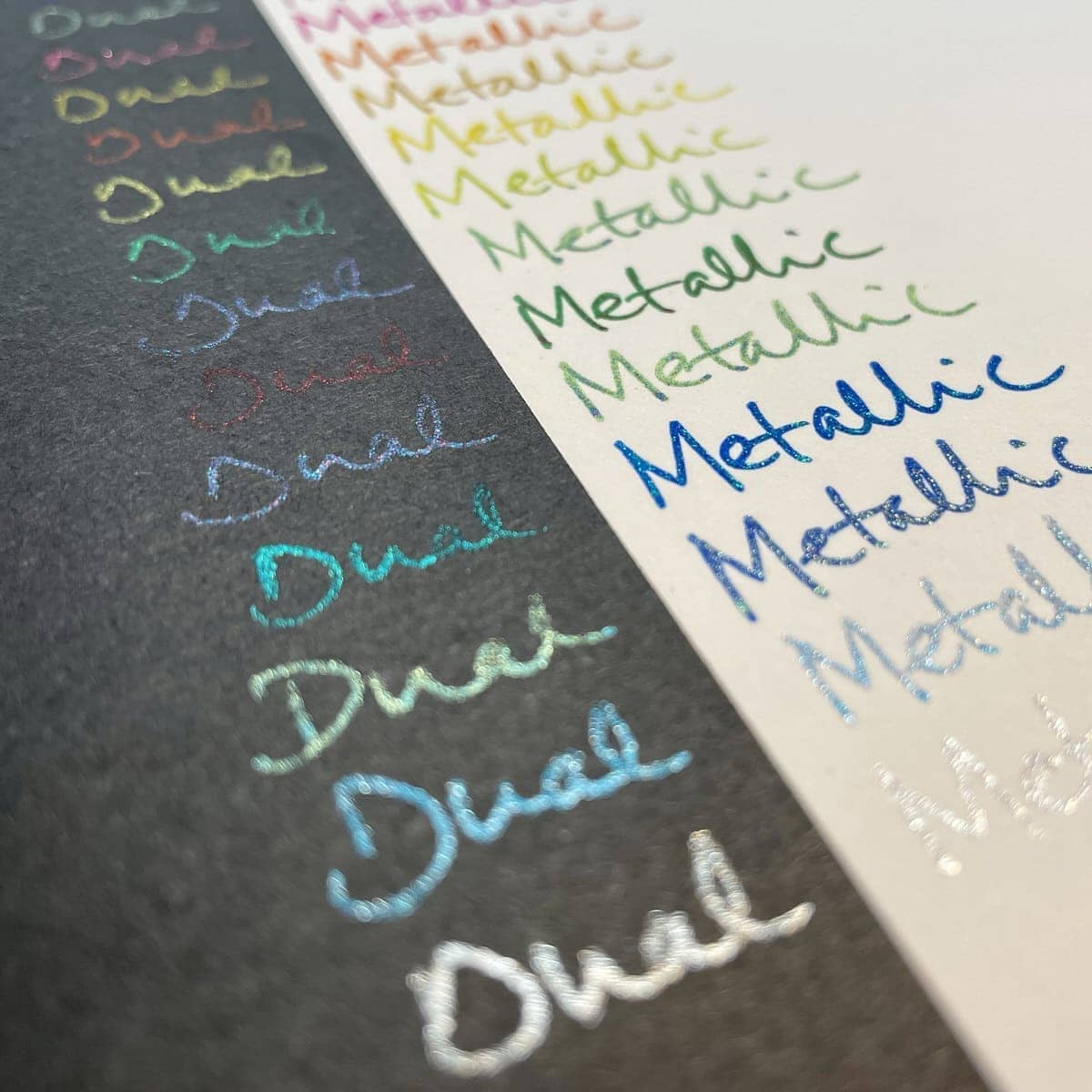 Skrift med Hybrid Dual metallic gelpennor.