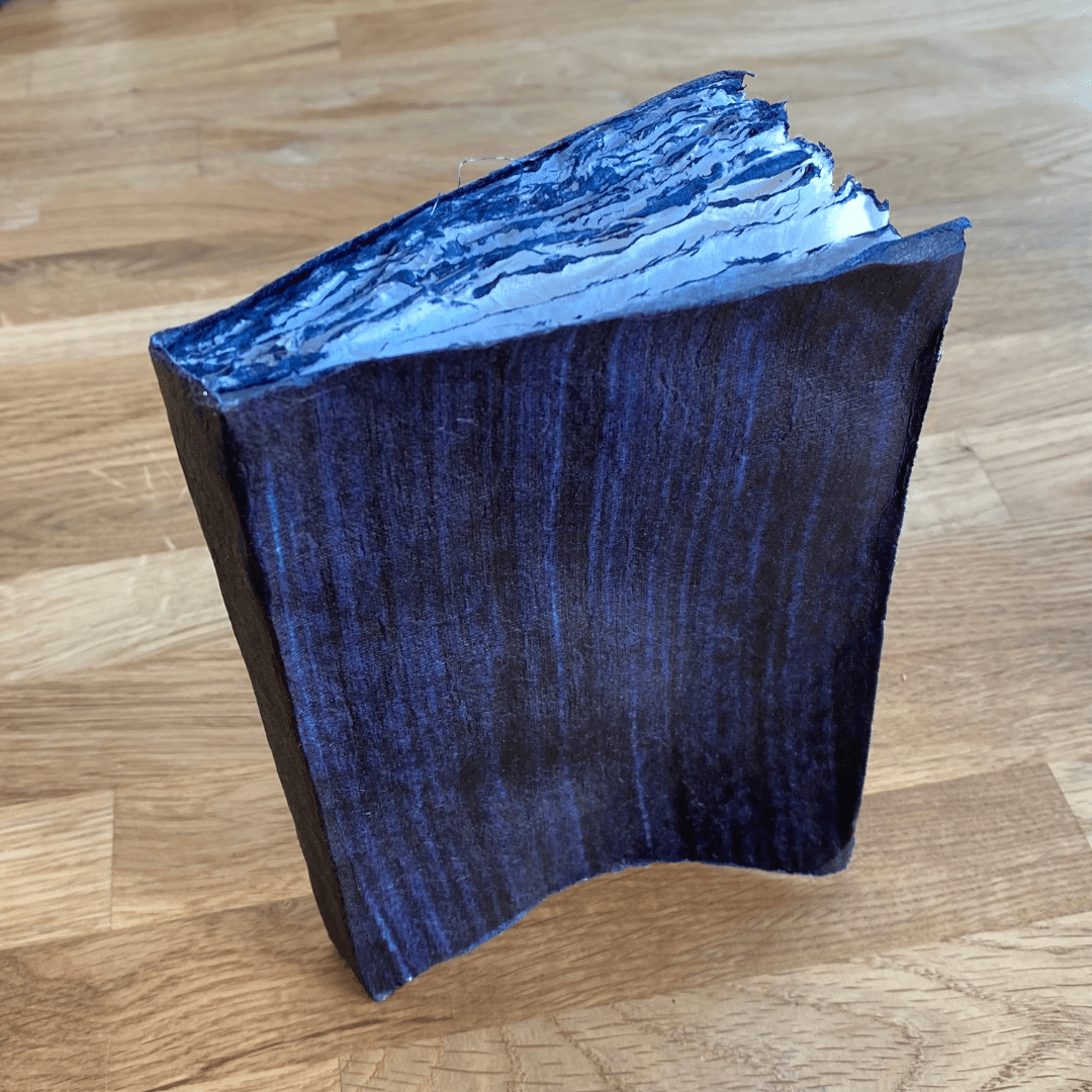 Blå anteckningsbok från Lamali. Sidorna är av handgjort bomullspapper och kanterna på sidorna är färgade blå. Indigo night Notebook - 1 - Lamali - Tidformera