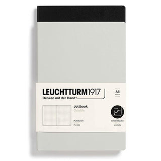 Ett svart och ett grått skrivhäfte med Jottbook Double Skrivhäften Dotted 2-pack A5 Light grey/Black från Leuchtturm1917