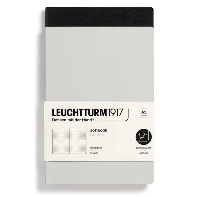 Ett svart och ett grått skrivhäfte med Jottbook Double Skrivhäften Dotted 2-pack A5 Light grey/Black från Leuchtturm1917
